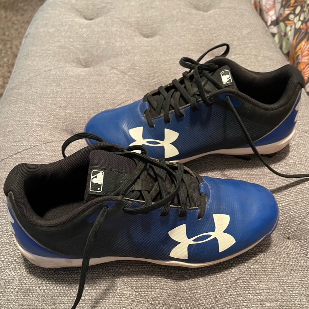 Boy’s Under Armour baseball cleat
